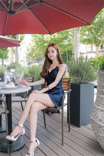 胸大美女穿个透明衣服