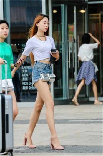 胸大美女穿个透明衣服
