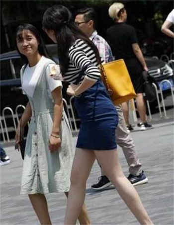 将母亲扑倒在玉米地里