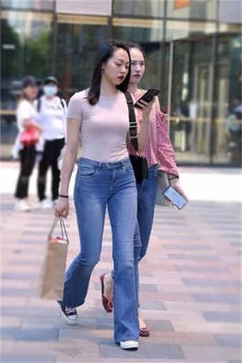 年轻的妻子兼职
